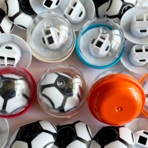 Silbato con diseño Balón de Futbol en cápsulas de 2'' pulgadas para maquinas cápsuleras vending