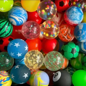 La Pelota Loca Botona de 45 mm es un artículo llamativo y divertido, perfecto para rellenar cápsuleras vending, entregar como regalo en fiestas o usar como premio promocional. Su tamaño estándar la hace compatible con la mayoría de las máquinas expendedoras de cápsulas.