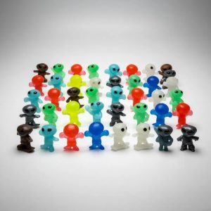 Figuras de Aliens Deportitas de colores surtidos, diferentes modelos en cápsulas avellana de 2'' producto para maquinas vending capsuleras