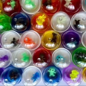 Figuras de Aliens Deportitas de colores surtidos, diferentes modelos en cápsulas avellana de 2'' producto para maquinas vending capsuleras