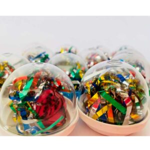 Cápsulas de 2 pulagdas con Pelota Botona Confetti, ideal para Fiestas, vienen listas para las Maquinas Cápsuleras y Chicleras.