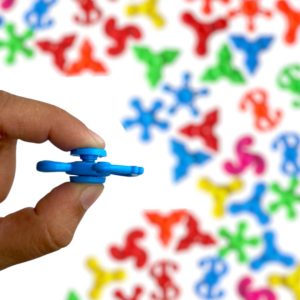 Divertidos Fidget Spinner con cápsula avellana de 2'' para máquinas vending, cápsuleras y chicleras.