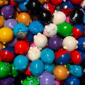 Figuras de puerquitos para máquinas chicleras, vending y cápsuleras; surtido de diseños infantiles.