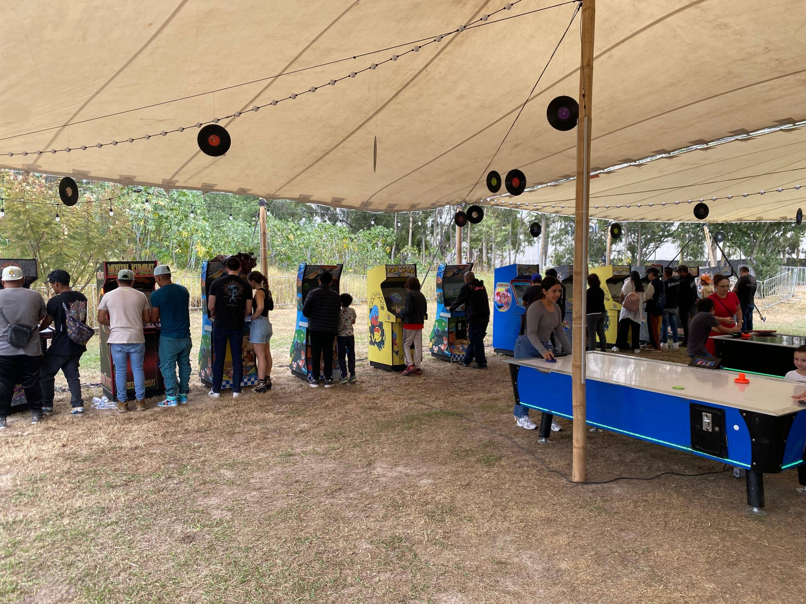 Evento con maquinitas arcade y air hockey en Guadalajara